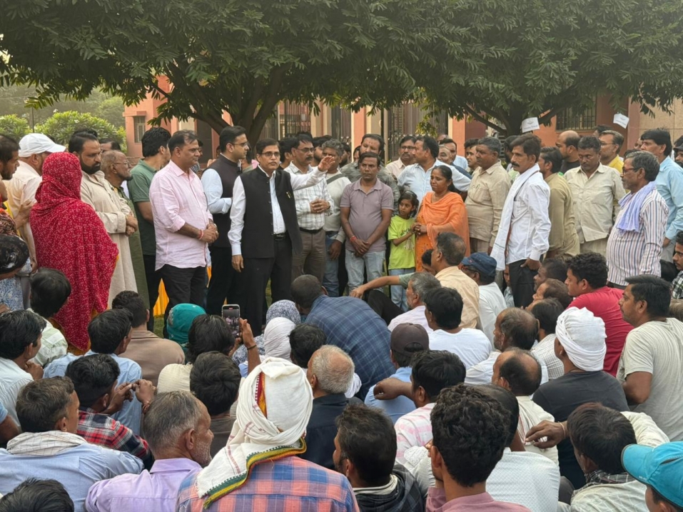 कुलसचिव ने स्वच्छता एवं उद्यानिकी  विभाग के कर्मचारियों से की मुलाकात, दी दीपावली की शुभकामनाएँ